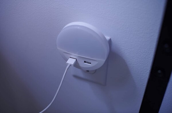 Ledvance - Luce notturna a LED in presa con sensore LUNETTA 2xUSB LED/13W/230V