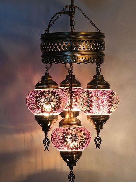 Lampada orientale turca con 4 sfere colorate in mosaico rosa per un'illuminazione suggestiva