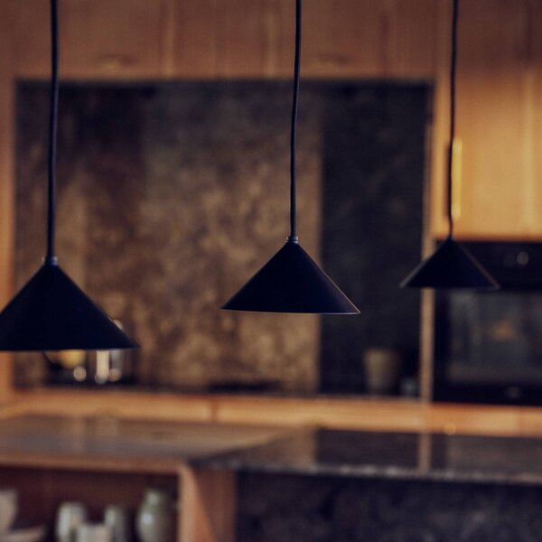 FRANDSEN Lampada a sospensione Grasp, nero opaco, Ø 15 cm, con spina Grasp, Nero, Cucina, Metallo, Design