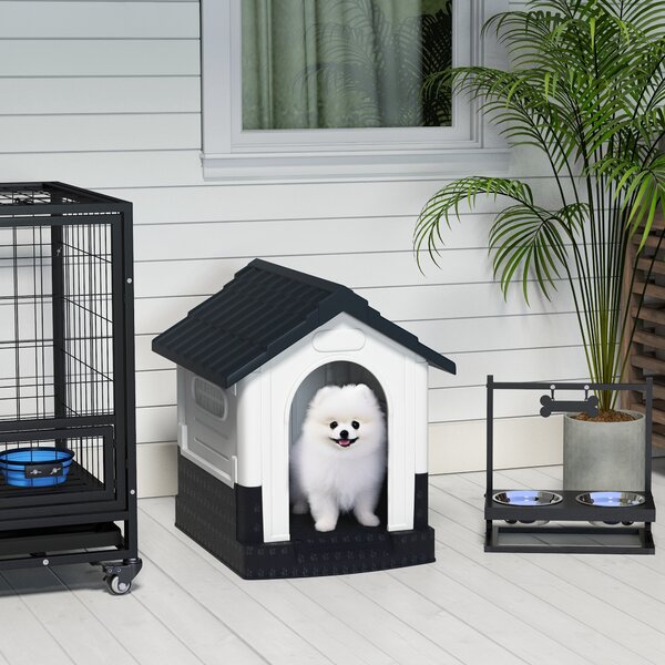 PawHut Cuccia per Cani Mini da Esterno in Plastica con 3 Finestre Base Rialzata e Tetto Inclinato, 64,5x57x66 cm, Grigio scuro | Aosom Italy