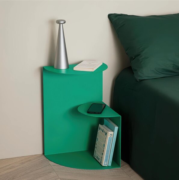 Sidetable SLOPE dal design minimal e moderno Dimensioni 37x38xh 50 cm che pu� essere utilizzato sia come tavolino di servizio lato divano sia come semplice comodino colore Verde Smeraldo
