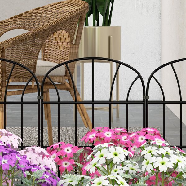 Outsunny Recinto da giardino esterno da 8 pannelli con ornamenti, bordi in metallo, 264 x 61 cm, Nero | Aosom Italy