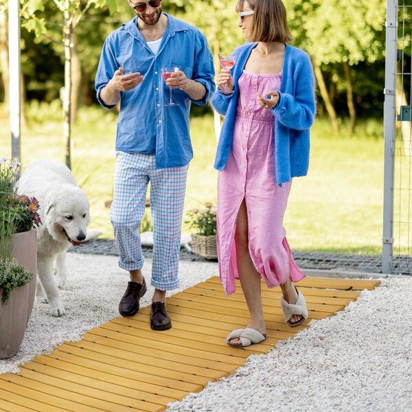 Outsunny Passerella per Giardino a Doghe Arrotolabili e Semi Flessibile, in Legno di Abete, 185x60 cm, Giallo | Aosom Italy