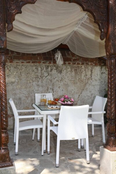 Tavolo da Giardino in Polyrattan con Vetro 80x80H77cm Adila Bianco Crema