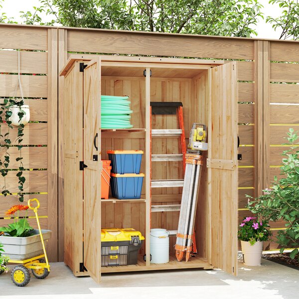 Outsunny Capanno deposito da giardino, capanno in legno per attrezzi e utensili da giardino, tetto in asfalto, porte doppie, legno di abete, marrone chiaro | Aosom Italy