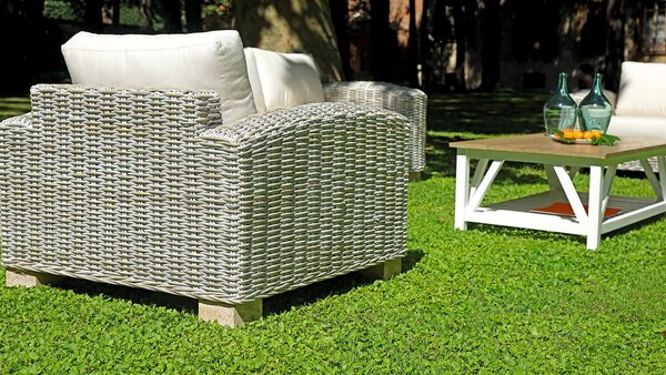Set Salotto da Giardino in Grey Kubu Sbiancato Divano 2 Poltrone e Tavolino Vorghini Varanasi