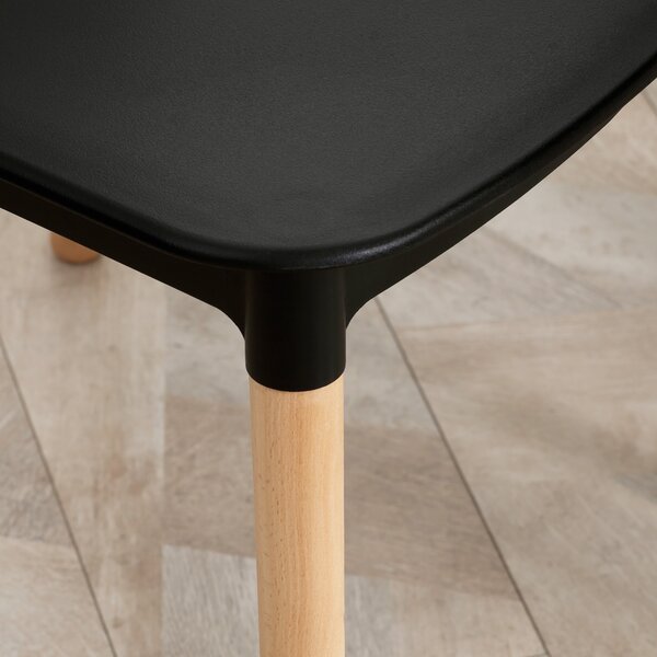 HOMCOM Set di 4 sedie nordiche, schienale alto, sedute in polipropilene, gambe in legno di faggio, 48 x 52,5 x 83 cm, Nero | Aosom Italy