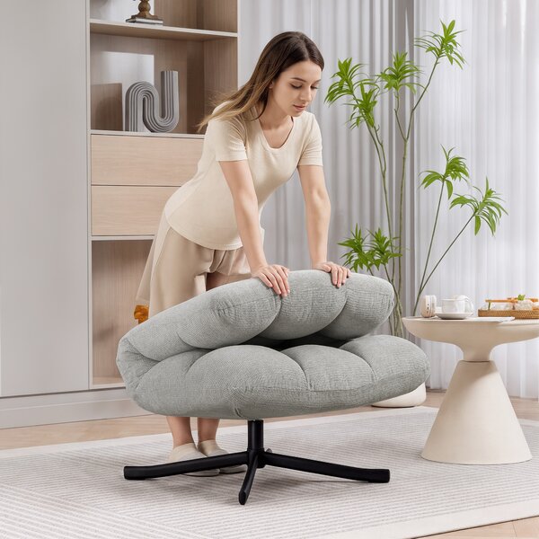 HOMCOM Poltrona girevole lounge con seduta ampia, effetto chenille idrorepellente, gambe incrociate in acciaio, Grigio chiaro | Aosom Italy