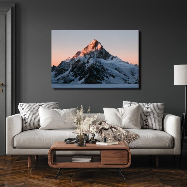 Quadro su tela – Vetta montana innevata al crepuscolo