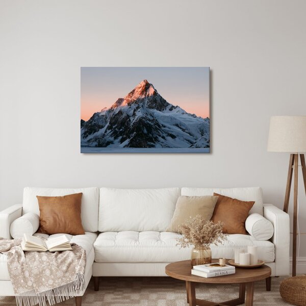 Quadro su tela – Vetta montana innevata al crepuscolo