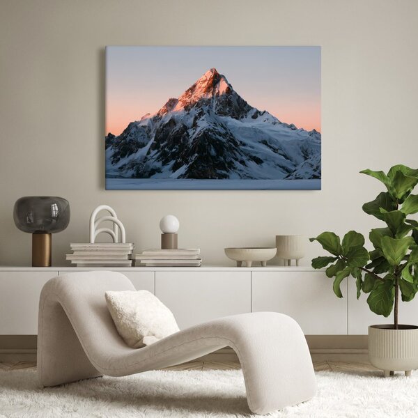 Quadro su tela – Vetta montana innevata al crepuscolo