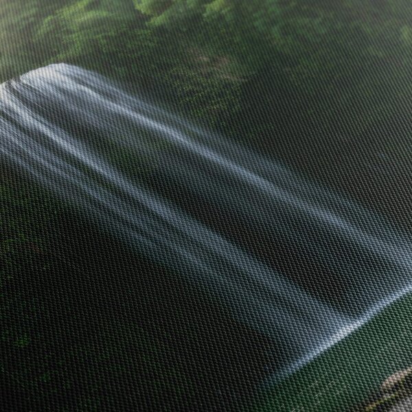 Quadro su tela – Cascata nella giungla lussureggiante