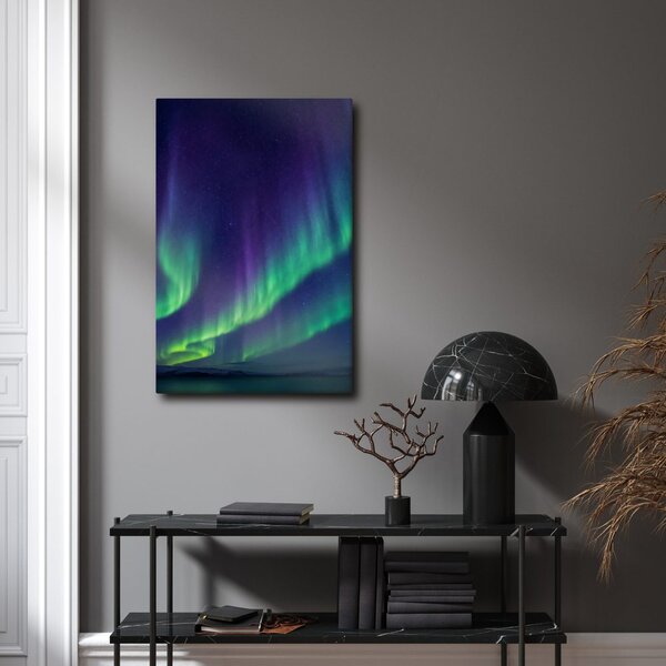 Quadro su tela – Bagliore verde e viola nel cielo notturno
