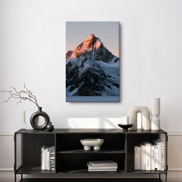 Quadro su tela – Maestosa montagna di ghiaccio nel bagliore rosa