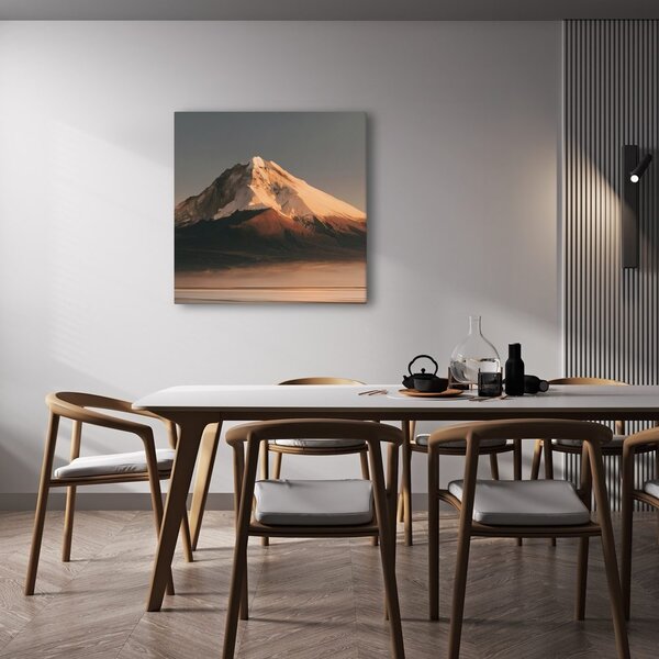 Quadro su tela – Montagna maestosa sopra la nebbia