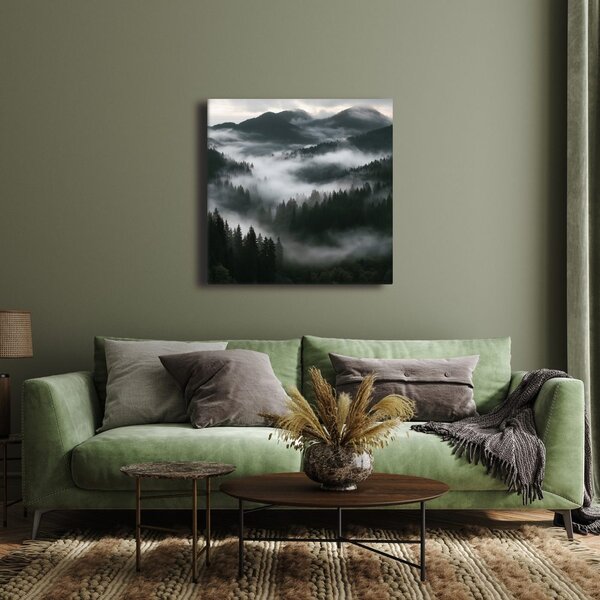 Quadro su tela – Montagne scure sopra la nebbia del bosco