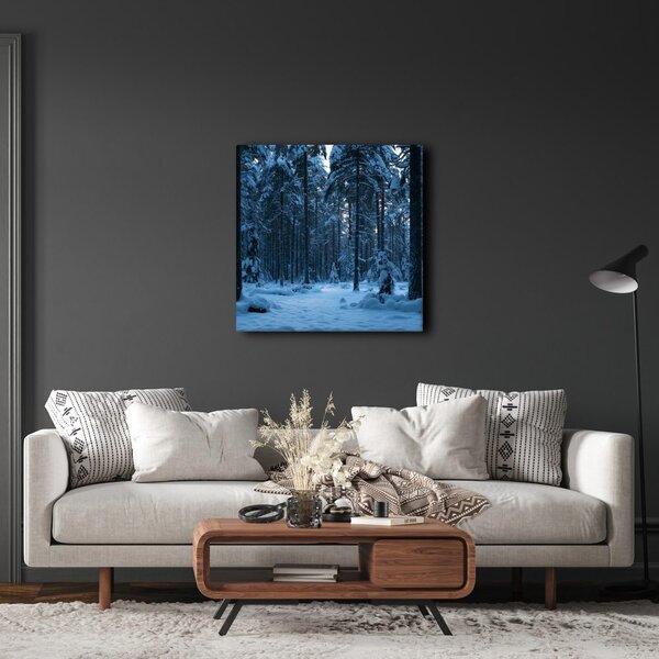 Quadro su tela – Bosco innevato nella luce blu del crepuscolo