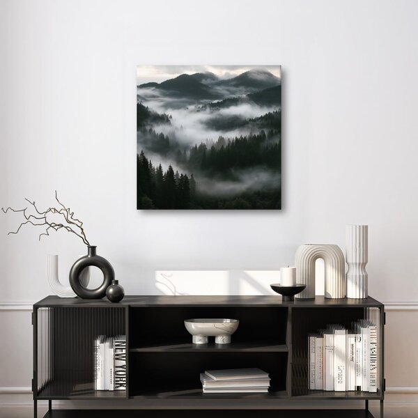 Quadro su tela – Montagne scure sopra la nebbia del bosco