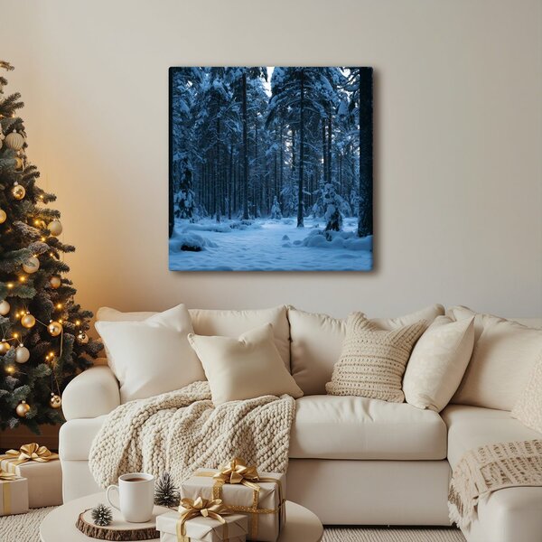 Quadro su tela – Bosco innevato nella luce blu del crepuscolo