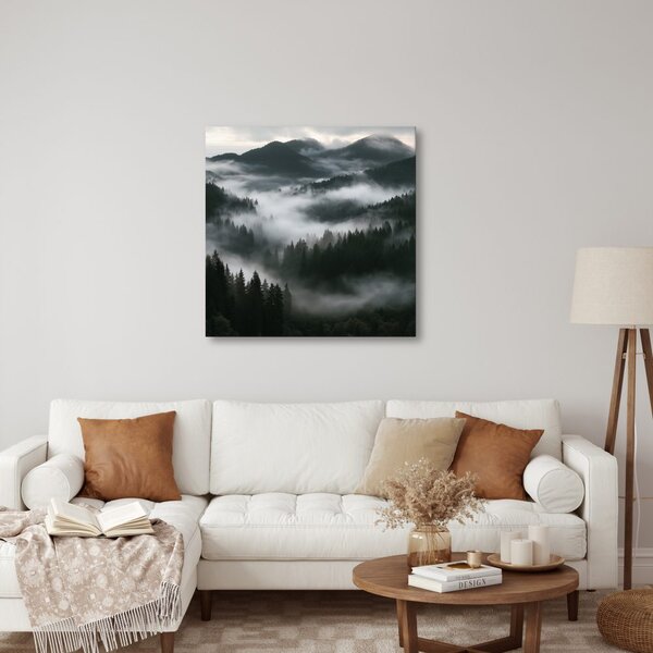 Quadro su tela – Montagne scure sopra la nebbia del bosco