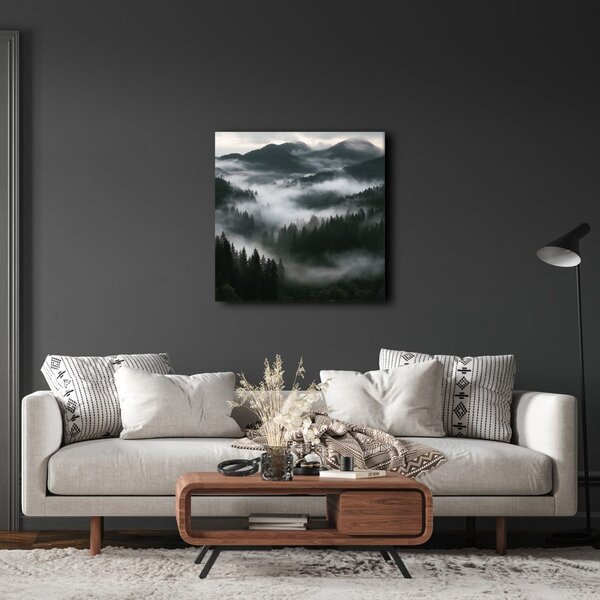 Quadro su tela – Montagne scure sopra la nebbia del bosco