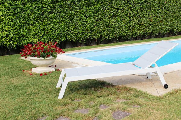 Lettino Prendisole da Giardino Formentera Impilabile 198x61x34/95 h cm in Alluminio Bianco