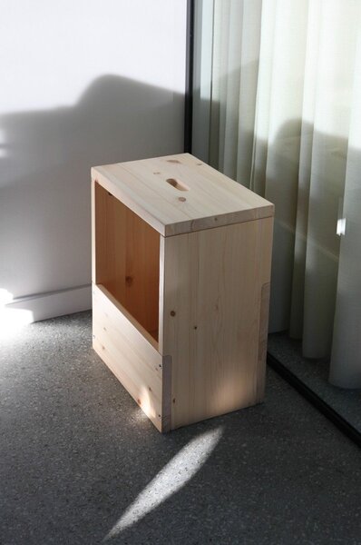 Comodino di colore naturale in pino massiccio Grab It – Karup Design