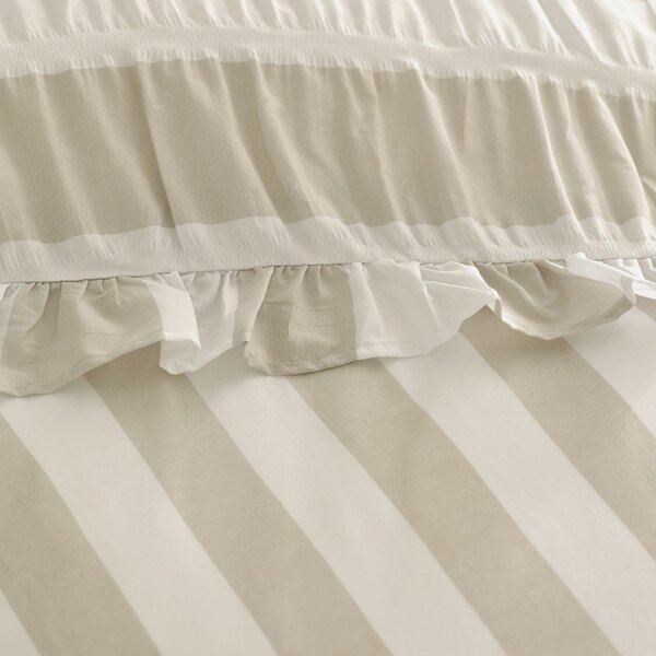 Set copripiumino e federa beige per letto singolo 135x200 cm Seersucker Frill Stripe – Catherine Lansfield