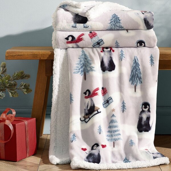 Coperta bianca a tema natalizio 170x130 cm Christmas Sherpa Penguins – Catherine Lansfield