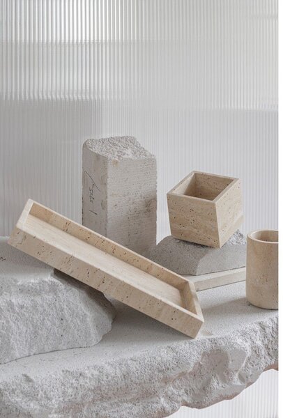 Organizer da bagno beige in pietra per dischetti di cotone Travertine – Mette Ditmer Denmark