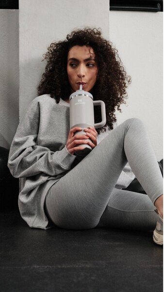 Borraccia termica grigio chiaro in acciaio inox 890 ml Quencher H2.O FlowState™ Tumbler Ash – Stanley