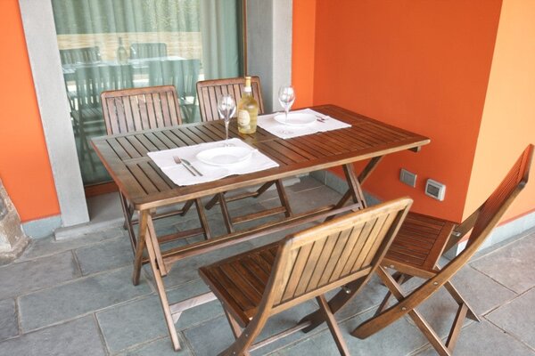 Set Tavolo e 4 Sedie Pieghevoli da Giardino in Legno di Carpino
