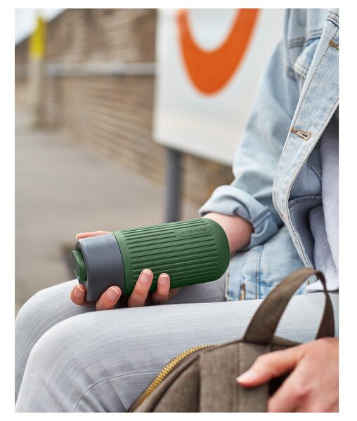 Tazza da viaggio verde in vetro 340 ml – Black + Blum
