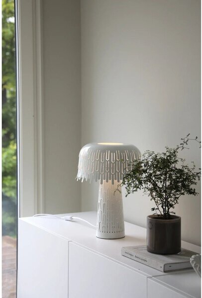 Lampada da tavolo bianca con paralume in metallo (altezza totale 38 cm) Verbera – Markslöjd