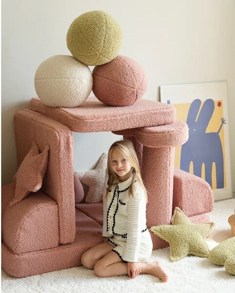 Cuscino per divano da bambini rosa con rivestimento in bouclé Ball – Wigiwama