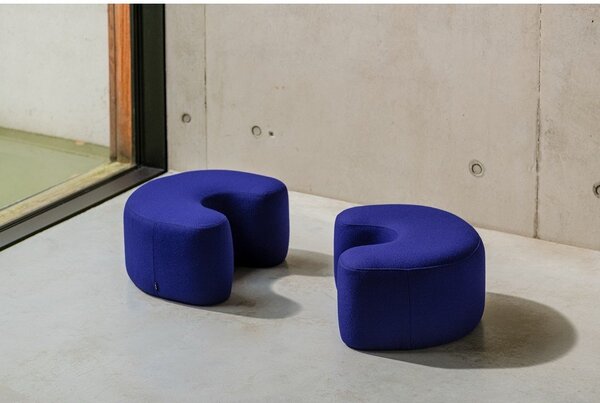 Poggiapiedi blu con rivestimento in lana Ü – noo.ma