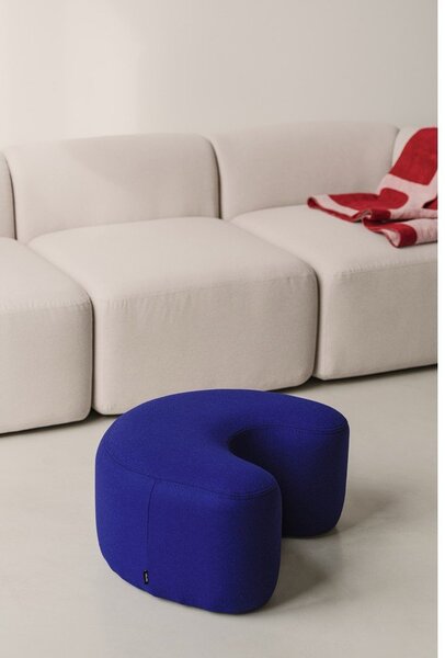 Poggiapiedi blu con rivestimento in lana Ü – noo.ma