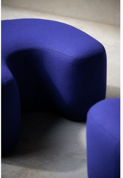 Poggiapiedi blu con rivestimento in lana Ü – noo.ma