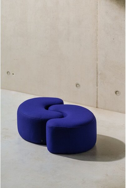 Poggiapiedi blu con rivestimento in lana Ü – noo.ma