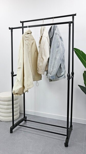 Stand appendiabiti nero in metallo su ruote 80x160x42 cm Roald – Yes Everyday