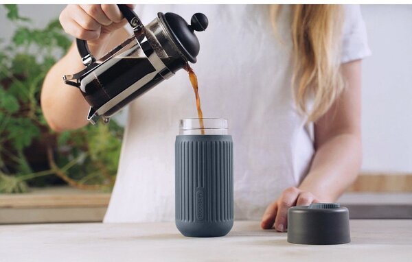 Tazza da viaggio grigio scuro in vetro 340 ml – Black + Blum