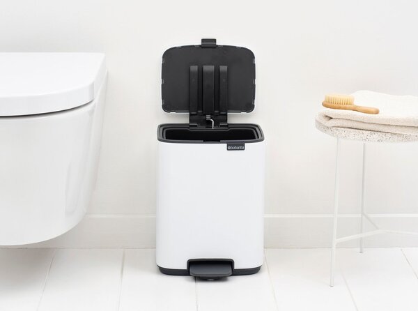 Cestino per la spazzatura bianco in acciaio con pedale 7 l Bo – Brabantia