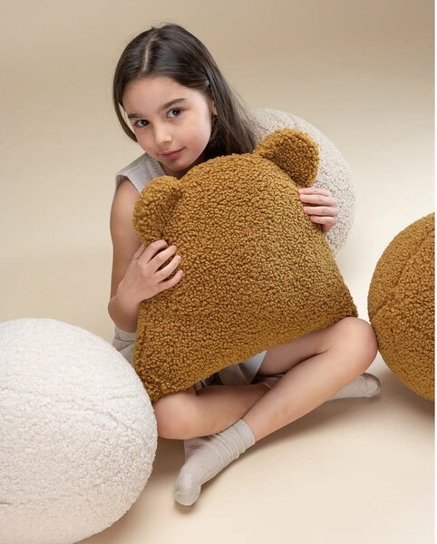 Cuscino per divano da bambini marrone con rivestimento in bouclé Bear – Wigiwama