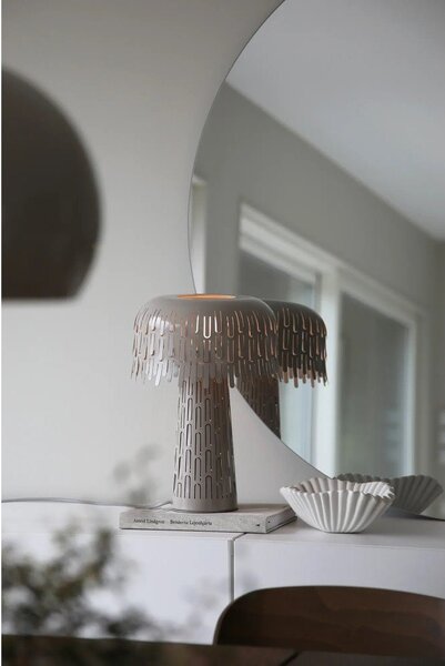 Lampada da tavolo greige con paralume in metallo (altezza totale 38 cm) Verbera – Markslöjd