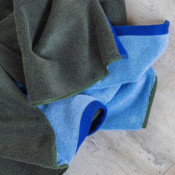 Asciugamano tipo terry verde scuro/blu in cotone organico 50x90 cm Soft – Mette Ditmer Denmark