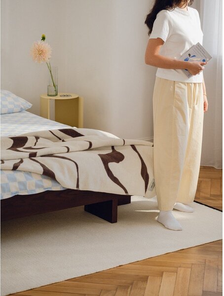 Coperta marrone/color crema 150x200 cm Felu – noo.ma
