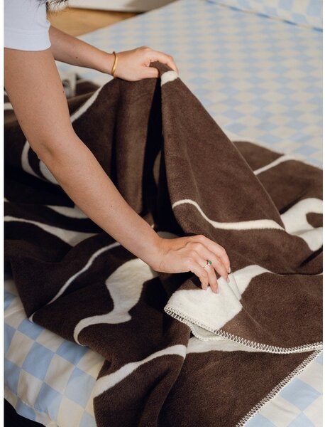Coperta marrone/color crema 150x200 cm Felu – noo.ma