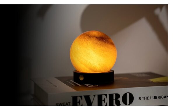 Decorazione luminosa marrone scuro con ricarica USB ø 8 cm Sand Storm – Gingko