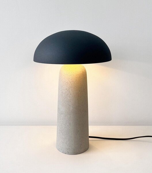 Lampada da tavolo grigia in calcestruzzo con paralume in metallo (altezza totale 39,5 cm) Delphine – Bizzotto