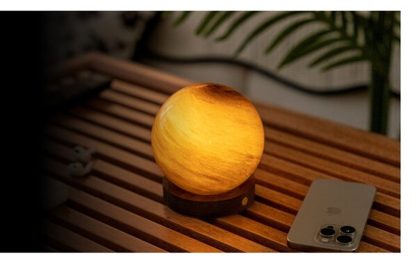 Decorazione luminosa marrone scuro con ricarica USB ø 8 cm Sand Storm – Gingko